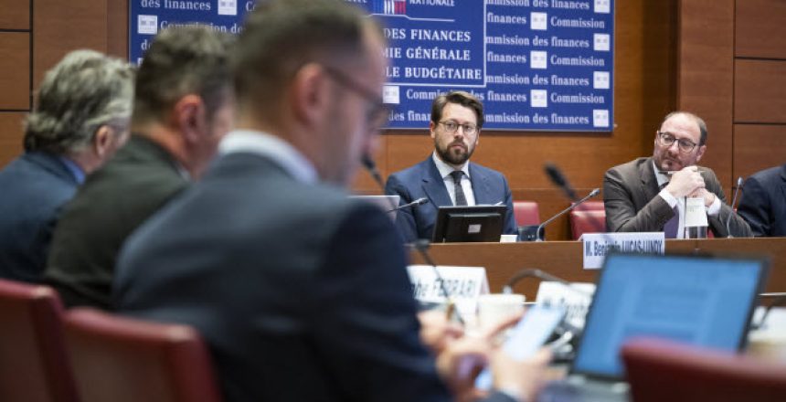 Audition de la commission d’enquête sur les licenciements, le 13 mai 2025 à l'Assemblée nationale. Le président de la commission Denis Masséglia et le député et rapporteur Benjamin Lucas-Lundy