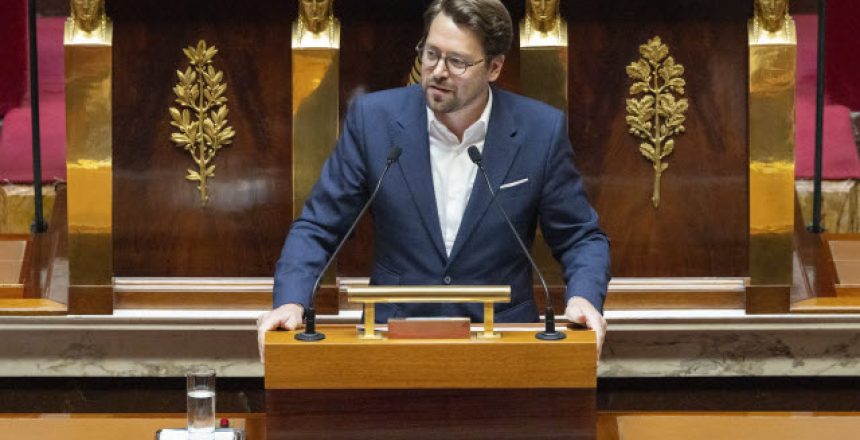 Le député Benjamin Lucas-Lundy à la tribune lors de la séance publique du 1er juillet 2025 à l'Assemblée nationale.
- Motion de censure déposée par M. Vallaud et 65 députés (art. 49, al. 2, de la Constitution)